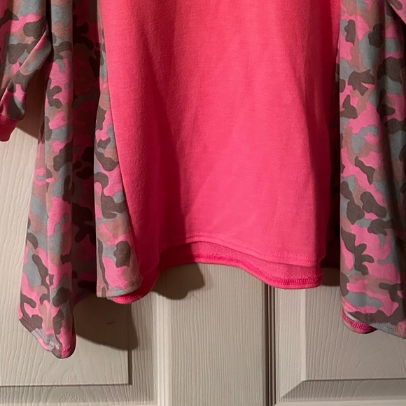 Vet cute tunic style top. - Picture 2 of 5